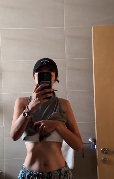 '윤종신♥' 전미라, 47세·세 아이 엄마 믿기지 않는 복근+개미허리 [N샷]