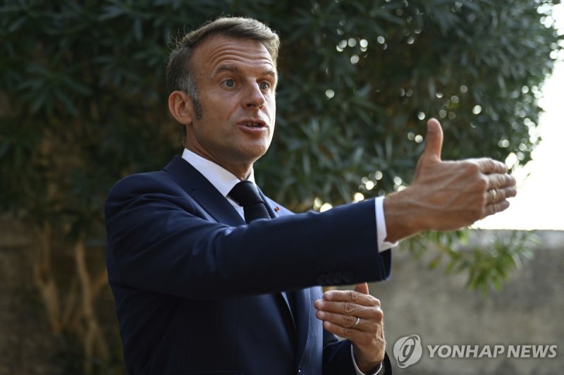 17일 의지의 연합 화상회의 후 기자들에게 설명하는 마크롱 (출처=연합뉴스)
