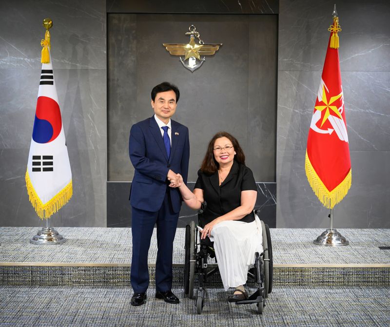 18일 안규백 국방부 장관(왼쪽) 이 국방부에서 태미 덕워스 미국 상원의원(오른쪽)과 면담 후 기념 촬영을 하고 있다. 국방부 제공