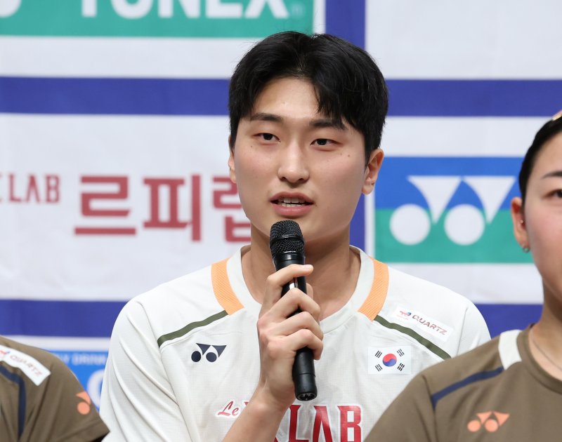 [진천=뉴시스] 배훈식 기자 = 김원호가 18일 오후 충북 진천군 국가대표선수촌에서 열린 대한민국 배드민턴 국가대표 선수단 미디어데이에서 취재진 질문에 답하고 있다. 2025.08.18. dahora83@newsis.com