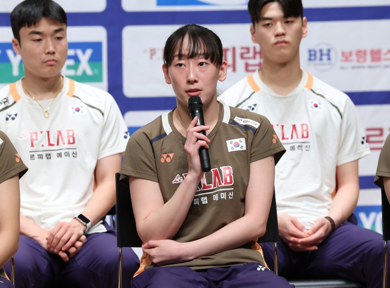 [진천=뉴시스] 배훈식 기자 = 이소희가 18일 오후 충북 진천군 국가대표선수촌에서 열린 대한민국 배드민턴 국가대표 선수단 미디어데이에서 취재진 질문에 답하고 있다. 2025.08.18. dahora83@newsis.com