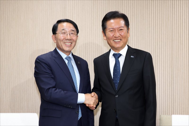 정청래 더불어민주당 대표가 18일 오후 서울 종로구 한국기독교회관에서 김종생 한국기독교교회협의회(NCCK) 총무를 예방해 기념촬영을 하고 있다. 2025.8.18/뉴스1 ⓒ News1 국회사진기자단