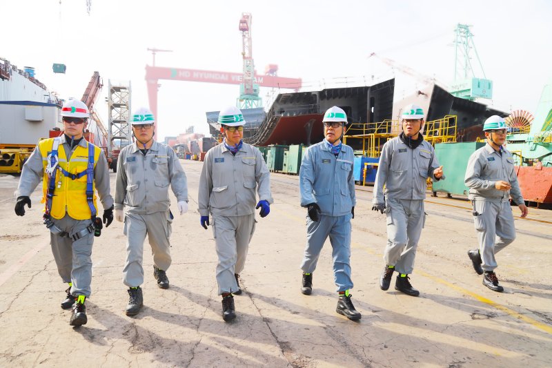 김송학 HD현대베트남조선 대표(가운데)가 HD현대베트남조선 야드를 점검하고 있다. HD현대베트남조선 제공