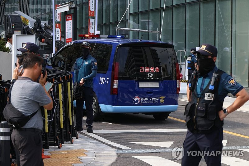 김건희, 호송차 타고 특검 조사 출석 (출처=연합뉴스)