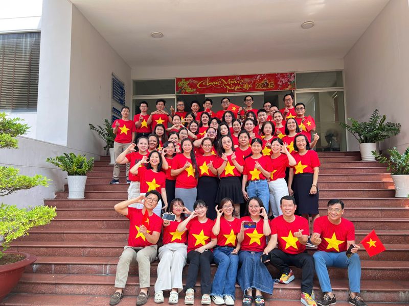 팬오션 호찌민 사무소 임직원들이 포즈를 취하고 있다. 팬오션 제공