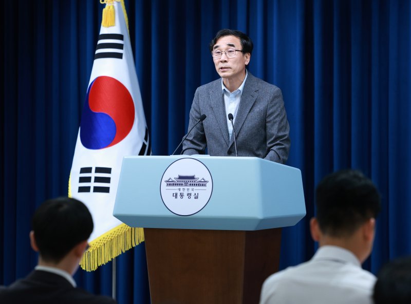 [서울=뉴시스] 고범준 기자 = 전성환 경청통합수석이 18일 서울 용산 대통령실 청사에서 청년담당관 관련 브리핑을 하고 있다. 2025.08.18. bjko@newsis.com