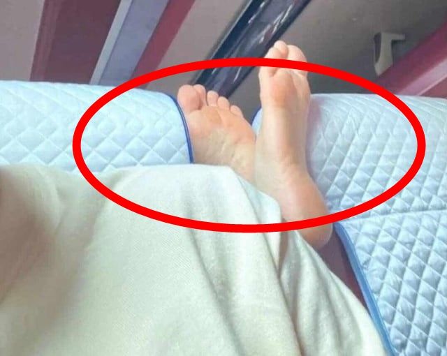 갑자기 맨발이 얼굴 옆으로... 고속버스 민폐녀 현장 사진