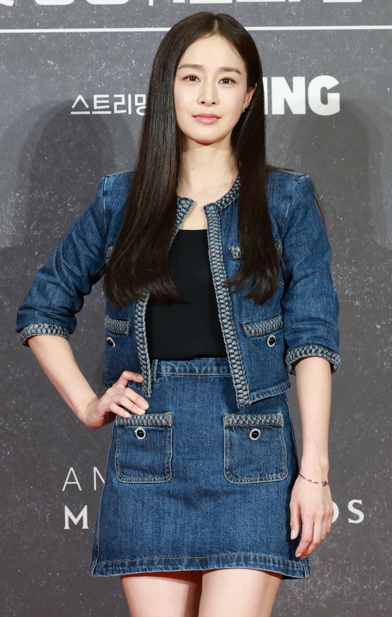 [뉴스1 ★]김태희, 초미니 청청패션…45세 두 아이 엄마의 여전한 ‘태쁘 미모’