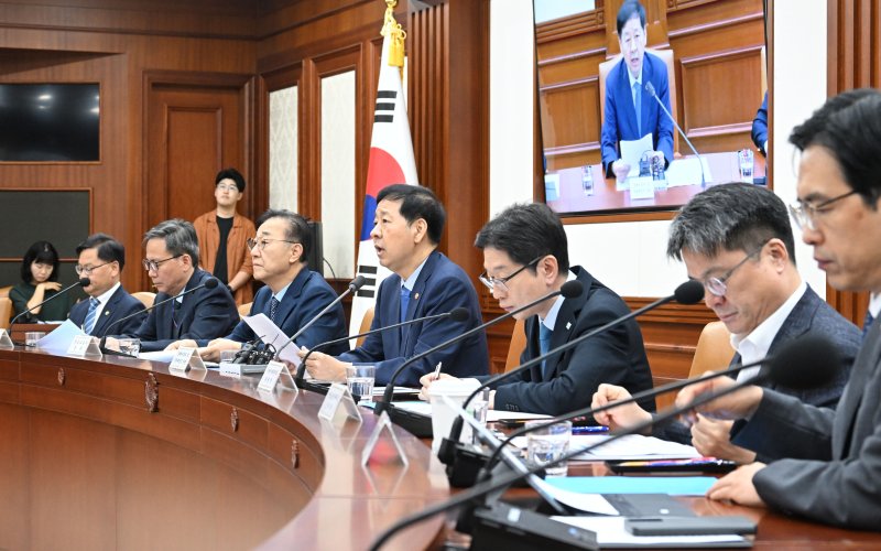 [세종=뉴시스] 구윤철 경제부총리 겸 기획재정부 장관이 14일 서울 종로구 정부서울청사에서 경제관계장관회의를 주재, 모두발언을 하고 있다. (사진=기재부 제공) 2025.08.14. photo@newsis.com *재판매 및 DB 금지