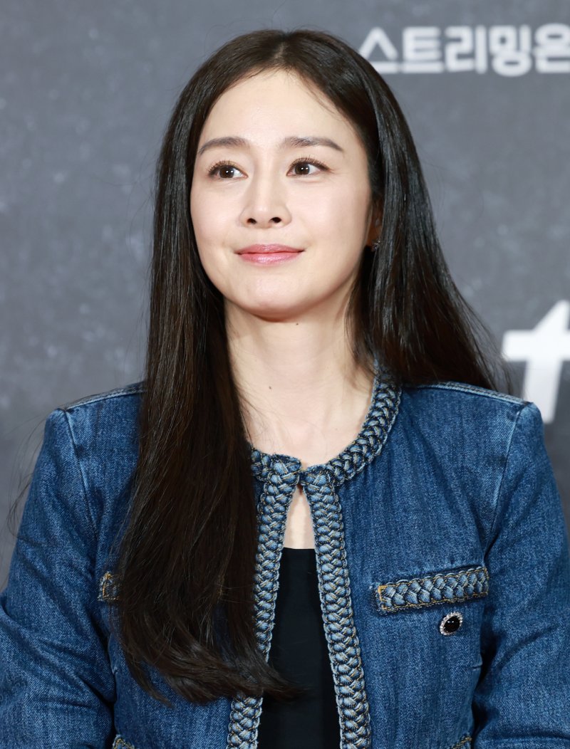 [뉴스1 ★]김태희, 초미니 청청패션…45세 두 아이 엄마의 여전한 ‘태쁘 미모’