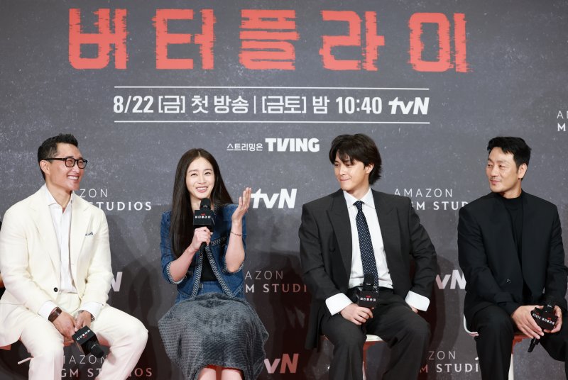 [뉴스1 ★]김태희, 초미니 청청패션…45세 두 아이 엄마의 여전한 ‘태쁘 미모’