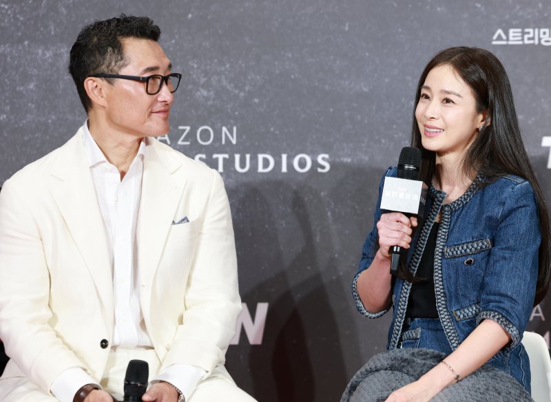 [뉴스1 ★]김태희, 초미니 청청패션…45세 두 아이 엄마의 여전한 ‘태쁘 미모’