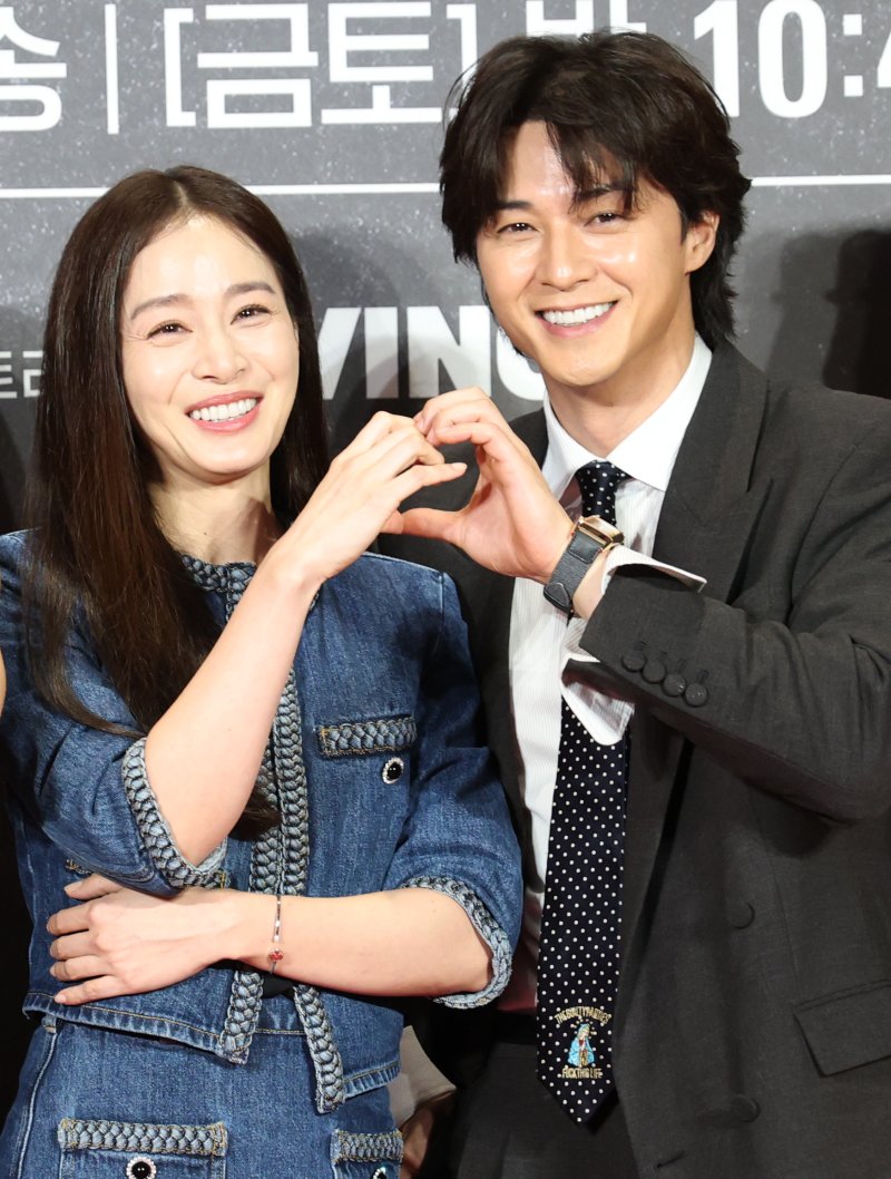 [뉴스1 ★]김태희, 초미니 청청패션…45세 두 아이 엄마의 여전한 ‘태쁘 미모’