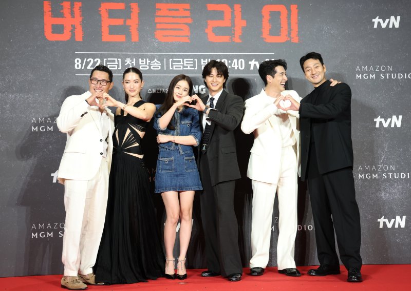 [뉴스1 ★]김태희, 초미니 청청패션…45세 두 아이 엄마의 여전한 ‘태쁘 미모’