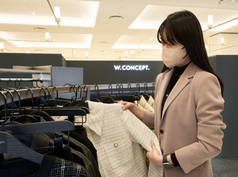 신세계백화점은 경기점 3층에서 온라인 패션 플랫폼 W컨셉(W CONCEPT)의 첫 오프라인 매장을 백화점 최초로 선보였다.(신세계백화점 제공) 2022.3.18/뉴스1