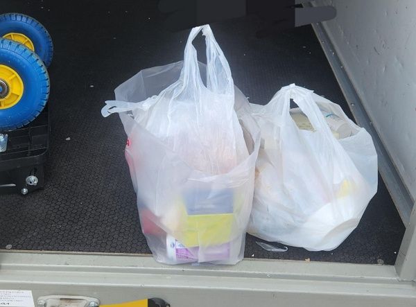 택배차에 몰래 비닐봉투 놓고 간 시민, 알고보니 쓰레기