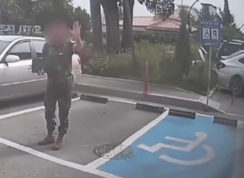 "누구를 위해?" 땡볕에 서서 주차 자리 맡는 '군인' 논란