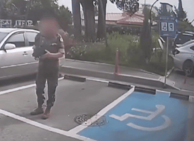 누구를 위해? 땡볕에 서서 주차 자리 맡는 '군인' 논란