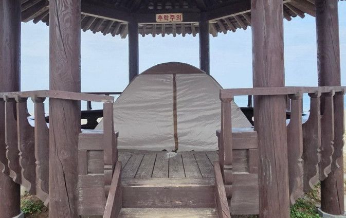 해수욕장 정자 바닥 뚫고 텐트를... 역대급 민폐 캠핑