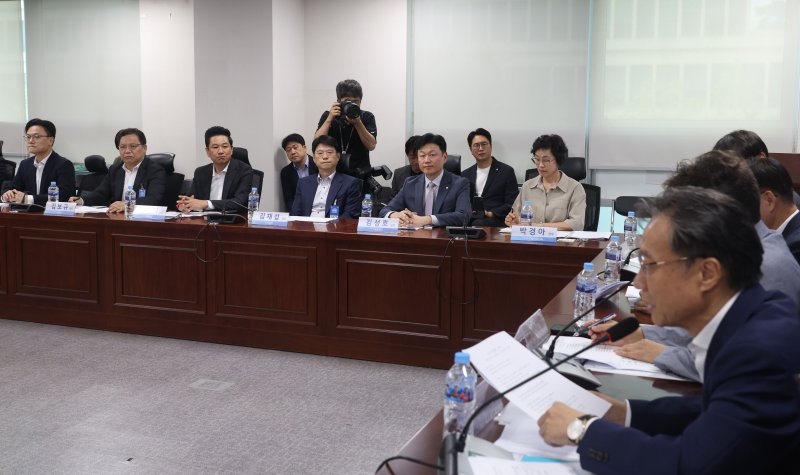 [서울=뉴시스] 조성봉 기자 = 11일 오후 서울 여의도 국회 의원회관에서 열린 더불어민주당 물가대책TF-식품업계 간담회에서 식품업계 관계자들이 유동수 물가대책 TF 위원장의 발언을 경청하고 있다. 2025.08.11. suncho21@newsis.com