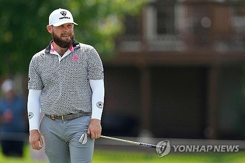 코스를 살피는 해턴. (출처=연합뉴스)