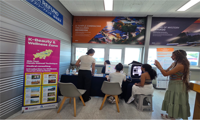 부산시와 부산경제진흥원이 크루즈를 이용해 부산항을 찾는 외국인 여행객을 대상으로 부산의료관광 홍보에 적극 나서고 있다. 부산경제진흥원 제공