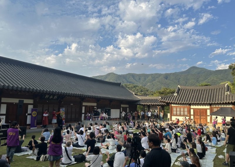완주 대승한지마을에서 야구 응원 동작을 배우는 대만 관광객들의 모습(한국관광공사 제공)
