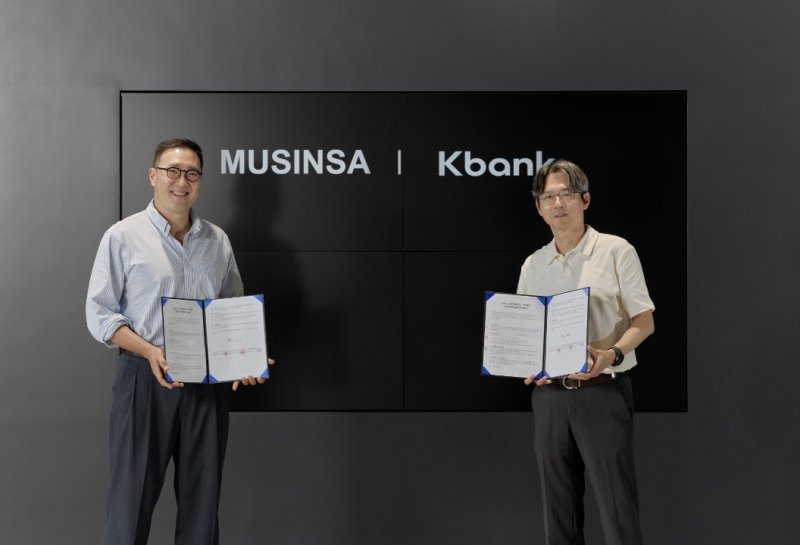 서울 성수동 무신사 본사에서 강병주 케이뱅크 사업본부장(오른쪽)과 최영준 무신사페이먼츠 대표 겸 무신사 CFO가 업무협약식에 참석해 기념촬영을 하고 있다. 케이뱅크 제공