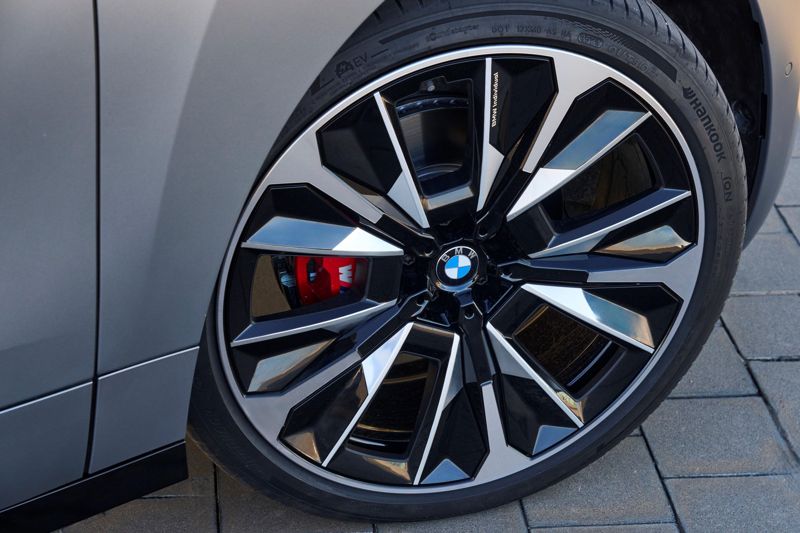 BMW iX. 한국타이어앤테크놀로지 제공