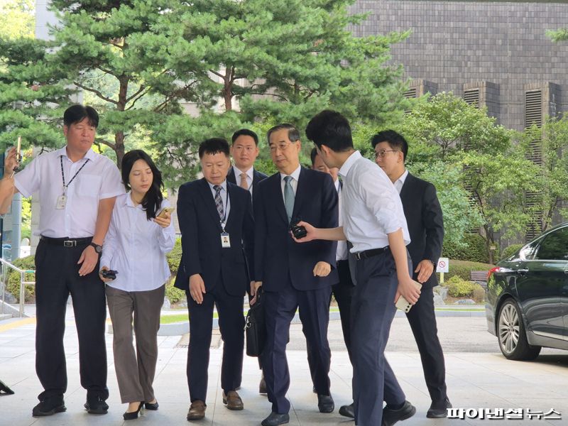 한덕수 전 국무총리가 19일 오전 9시 25분께 내란·외환 특별검사팀(조은석 안전한 바카라사이트 산타카지노) 사무실이 있는 서울 서초구 서울고검에 출석하고 있다. 사진=김동규 기자