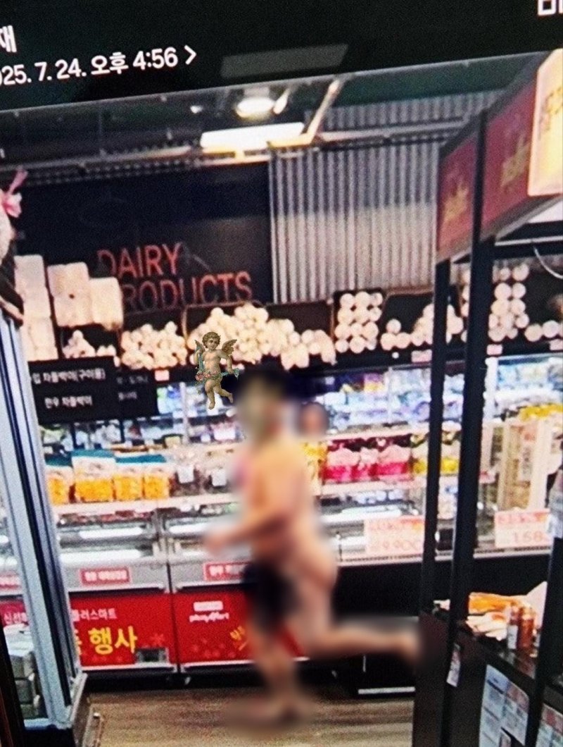 [뉴시스] 마트 안에서 알몸으로 활보하는 남성. (사진=보배드림 갈무리) *재판매 및 DB 금지