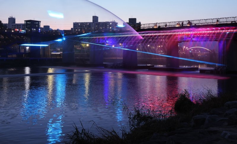 7월24일 경춘철교 음악분수 시범 가동 모습 (출처=연합뉴스)