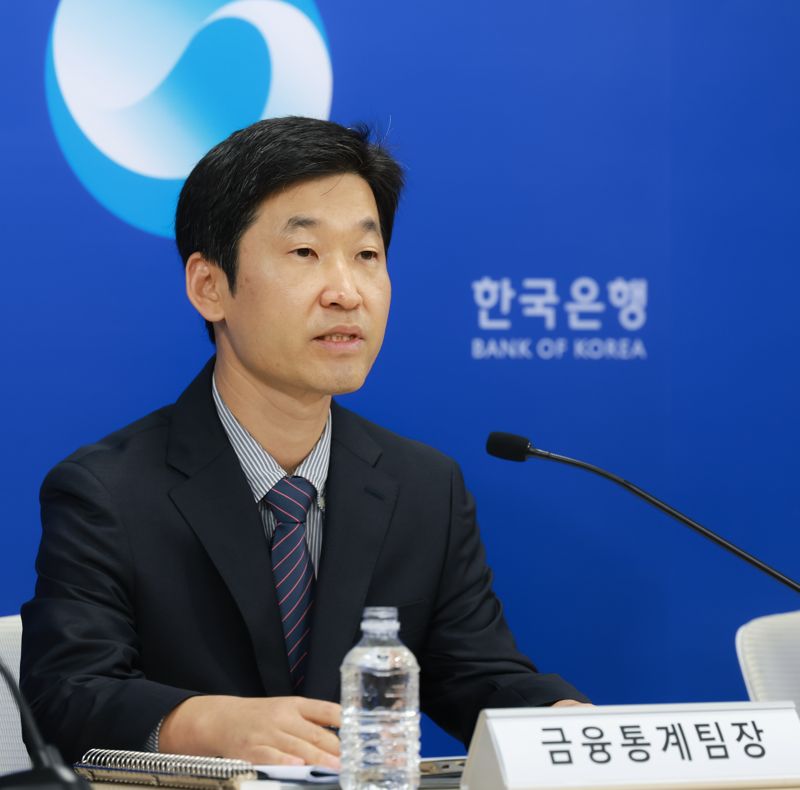 김민수 한국은행 경제통계1국 금융통계팀장이 19일 오전 서울 중구 한국은행에서 2025년 2·4분기 가계신용(잠정)의 주요 특징을 설명하고 있다. 한국은행 제공.