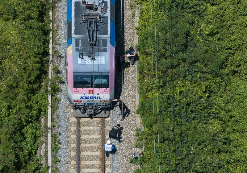 무궁화호 열차가 선로 인근에서 작업 중이던 근로자 7명을 치는 사고가 발생한 19일 경북 청도군 화양읍 삼신리 청도소싸움 경기장 인근 경부선 철로에서 경찰과 소방, 코레일 등 관계자들이 사고가 난 무궁화호 열차를 조사 하고 있다. 연합뉴스
