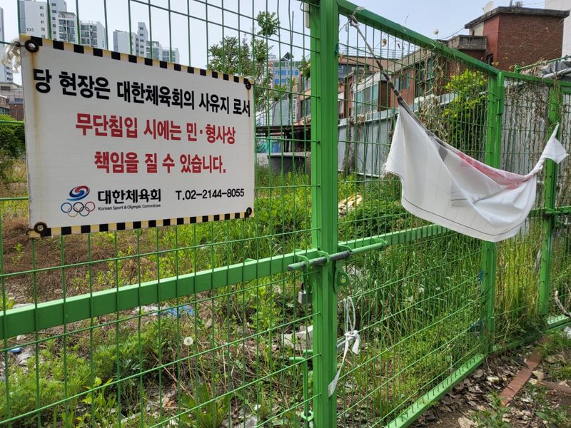 6년째 방치되고 있는 하남시 신장동 518번지에 있는 체육용지(신장테니스장) 안에 각종 생활 쓰레기들이 버려져 있다. 사진=김경수 기자