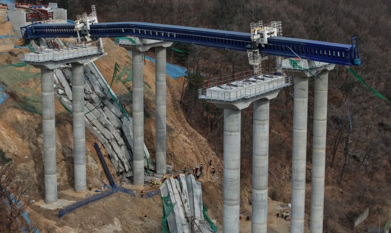 [안성=뉴시스] 김금보 기자 = 25일 경기도 안성시 서운면 산평리 서울세종고속도로 천안~안성 구간 연결공사 교량 작업 중 교량을 떠받치던 50m 철구조물이 무너져 내려 작업 중이던 인부들이 숨지거나 다쳤다. 2025.02.25. kgb@newsis.com