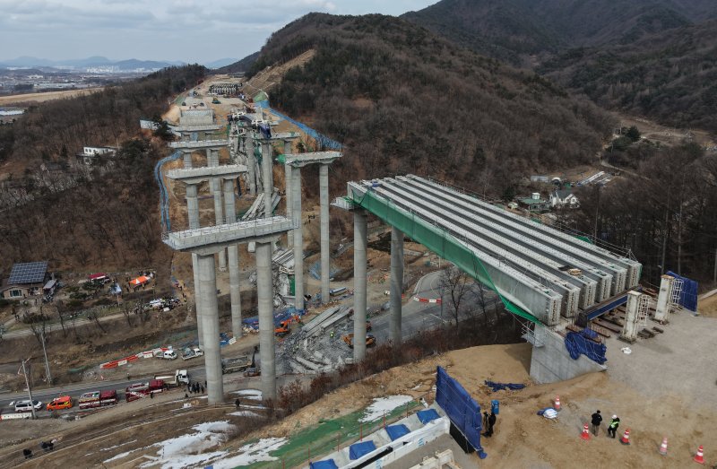[안성=뉴시스] 김금보 기자 = 25일 경기도 안성시 서운면 산평리 서울세종고속도로 천안~안성 구간 연결공사 교량 작업 중 교량을 떠받치던 50m 철구조물이 무너져 내려 작업 중이던 인부들이 숨지거나 다쳤다. 2025.02.25. kgb@newsis.com