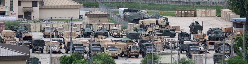 한미 연합 군사연습 '을지 자유의 방패(UFS·을지프리덤실드)' 기간인 19일 경기 동두천시 소재 주한 미군기지에서 미군 장병들이 기갑장비 및 차량을 점검하고 있다. 뉴시스