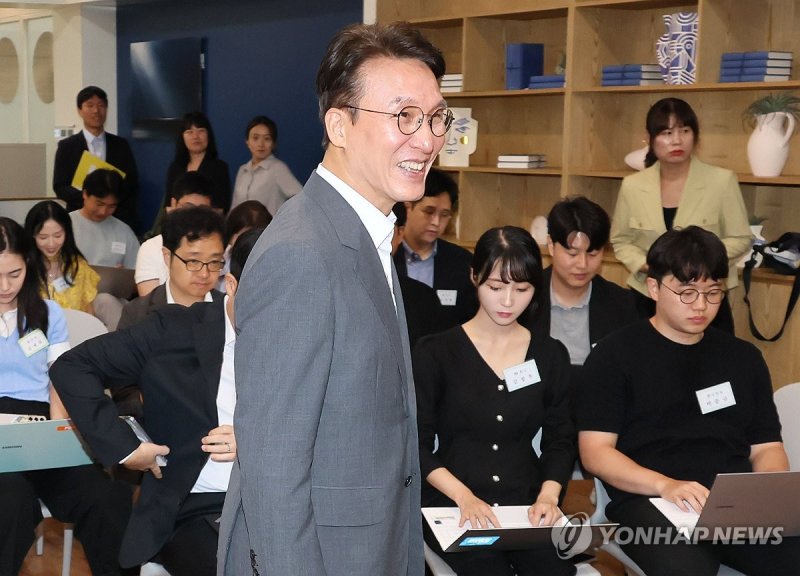 출입기자단 간담회 참석하는 김민석 총리 (출처=연합뉴스)