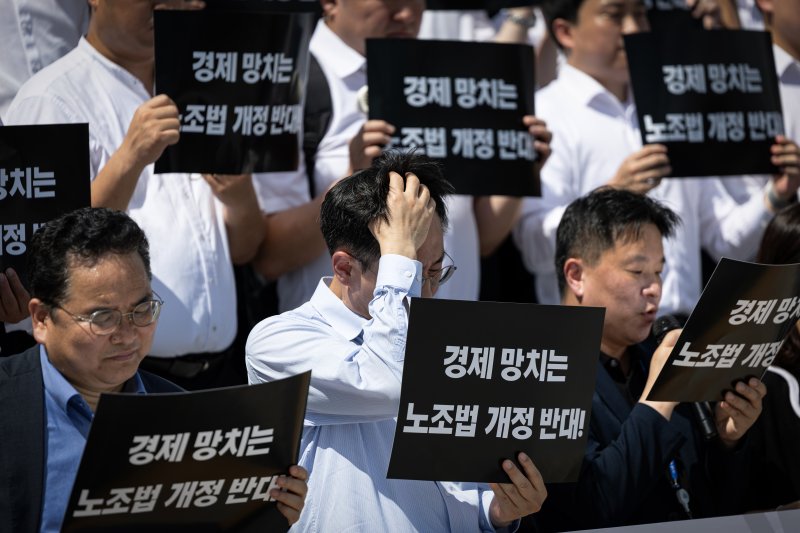 경제6단체 및 경제단체협의회 구성원들이 19일 오후 서울 여의도 국회에서 열린 노동조합법 개정안 수정 촉구 경제계 결의대회에서 손팻말을 들고 있다. 뉴스1