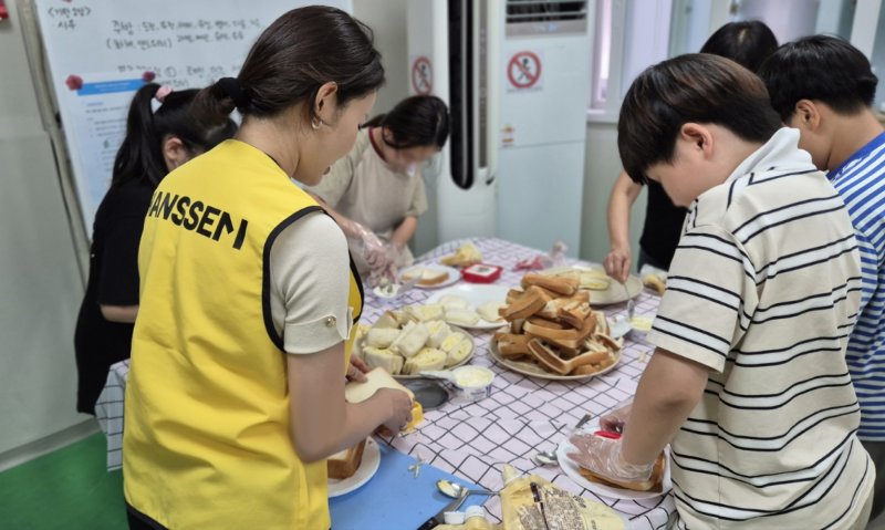 지난달 14일 경기 시흥 늘사랑 지역아동센터에서 진행된 '함께한끼' 행사에서 한샘 임직원들이 아이들과 함께 간식을 만들고 있다. 한샘 제공