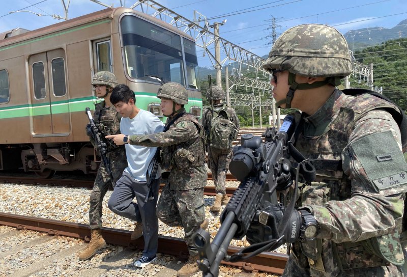 육군 53사단 부산여단 소속 장병들이 19일 부산 북구 호포역 일대에서 민·관·군·경 합동 다중이용시설(호포 기지) 테러 대응 훈련을 하고 있다. 을지 자유의 방패(UFS) 연습의 하나로 열린 이날 훈련에는 군과 구청, 부산교통공사, 경찰·소방, 행정복지센터 등 6개 기관 100여 명이 참가한 가운데 도시철도 열차 내 폭발물 테러 상황에 가정해 진행됐다. 53사단 제공