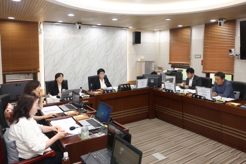 [평택=뉴시스] 평택시의회 기획행정위원회소속 의원들이 평택시 교육국 신설에 따른 주요업무 보고를 청취하고 있는 모습 (사진=평택시의회 제공) 2025.08.19.photo@newsis/com