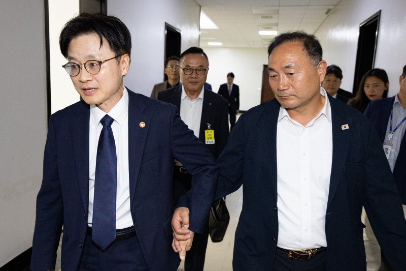 김정관 산업통상부 장관(왼쪽)과 김원이 더불어민주당 간사가 올해 8월 19일 국회에서 열린 제428회 국회(임시회) 산업통상자원중소벤처기업위원회 제2차 전체회의가 정회되자 체코원전 관련 자료요구 논의를 위해 이동하고 있다. 뉴스1