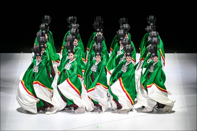 [서울=뉴시스]서울시무용단의 '일무' 중 2막 궁중무연구 (사진=세종문화회관 제공)