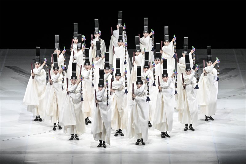 [서울=뉴시스]서울시무용단의 '일무' 중 1막 일무연구 (사진=세종문화회관 제공)