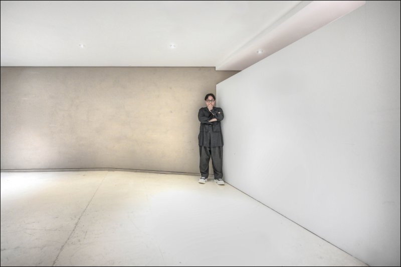 [서울=뉴시스]서울시무용단의 '일무' 연출가 정구호는 13일 서울 세종문화회관에서 진행된 뉴시스와의 인터뷰에서 유명해지는 것보단, 선한 영향력과 함께 새로운 시도에 대한 가능성을 보여주는 사람으로 남고 싶다고 말했다. (사진=세종문화회관 제공)