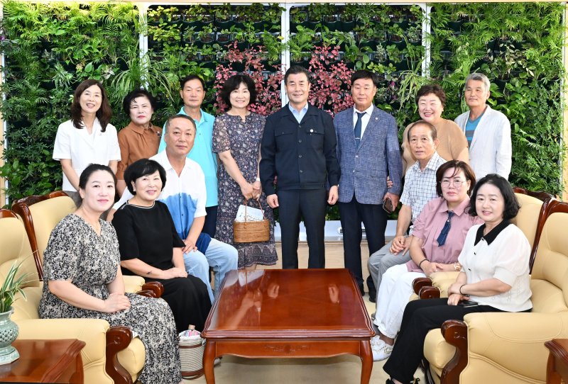 [울산=뉴시스] 구미현 기자 = 울산시 중구가 19일 중구청 구청장실에서 2025년 하반기 종갓집 환경지킴이 단장 간담회를 진행했다. (울산시 중구 제공) photo@newsis.com *재판매 및 DB 금지