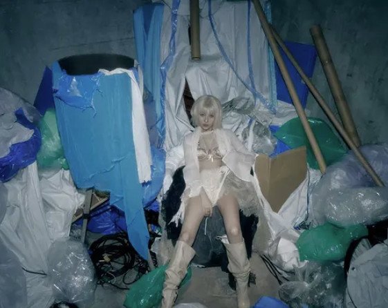 선미, 쓰레기 더미서 글래머 돋보이는 란제리 룩 입고…파격 스모키까지 [N샷]