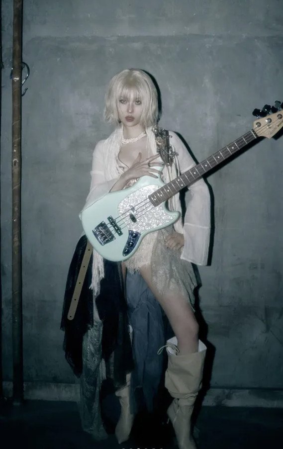 선미, 쓰레기 더미서 글래머 돋보이는 란제리 룩 입고…파격 스모키까지 [N샷]